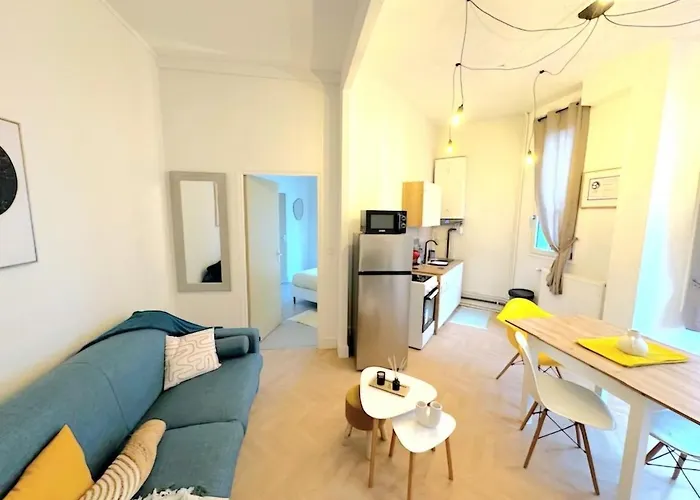 Au Pied De La Basilique