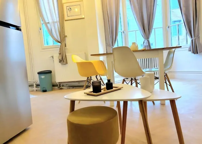 Au Pied De La Basilique Saint-Quentin (Aisne)