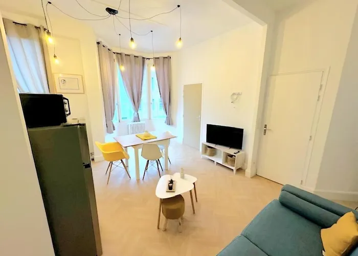 Au Pied De La Basilique *