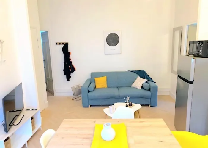 Au Pied De La Basilique Saint-Quentin (Aisne)