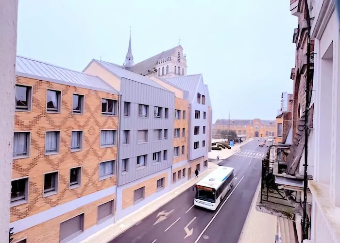 Au Pied De La Basilique Saint-Quentin (Aisne)